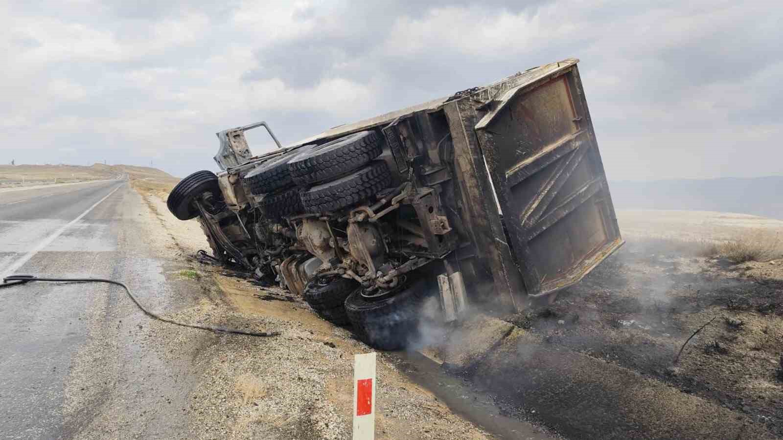 Tekeri kopan kamyondan çıkan kıvılcım alevlere dönüştü
