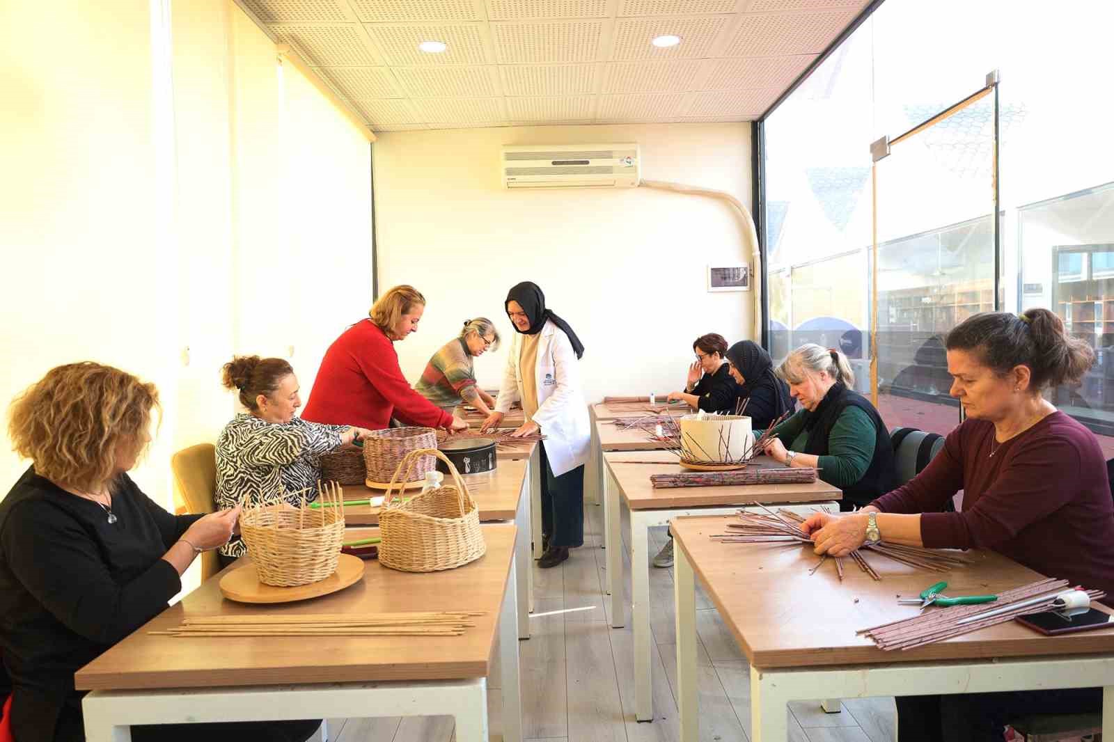 Atıklar ilham veren ellerde ‘sanat’ olarak hayata dönüyor
