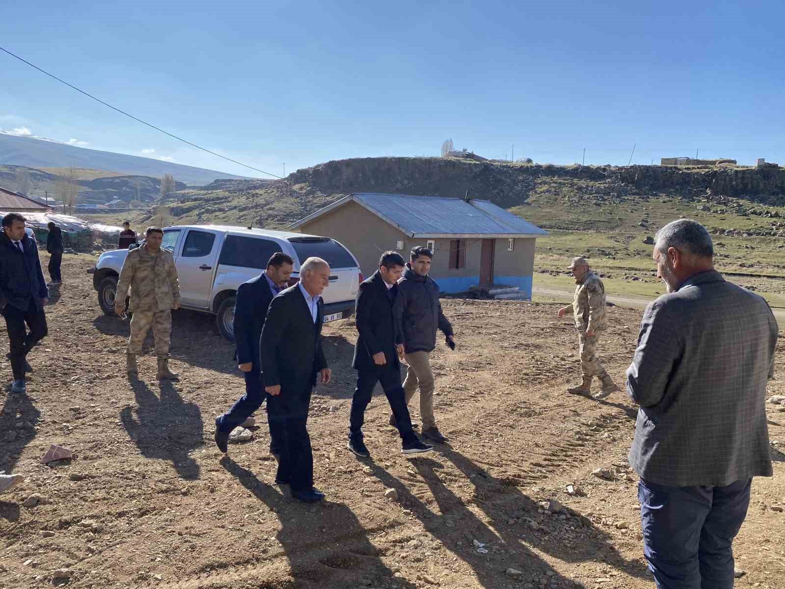 Hamur Kaymakamı Mahir, köy ziyaretlerinde vatandaşlarla buluştu
