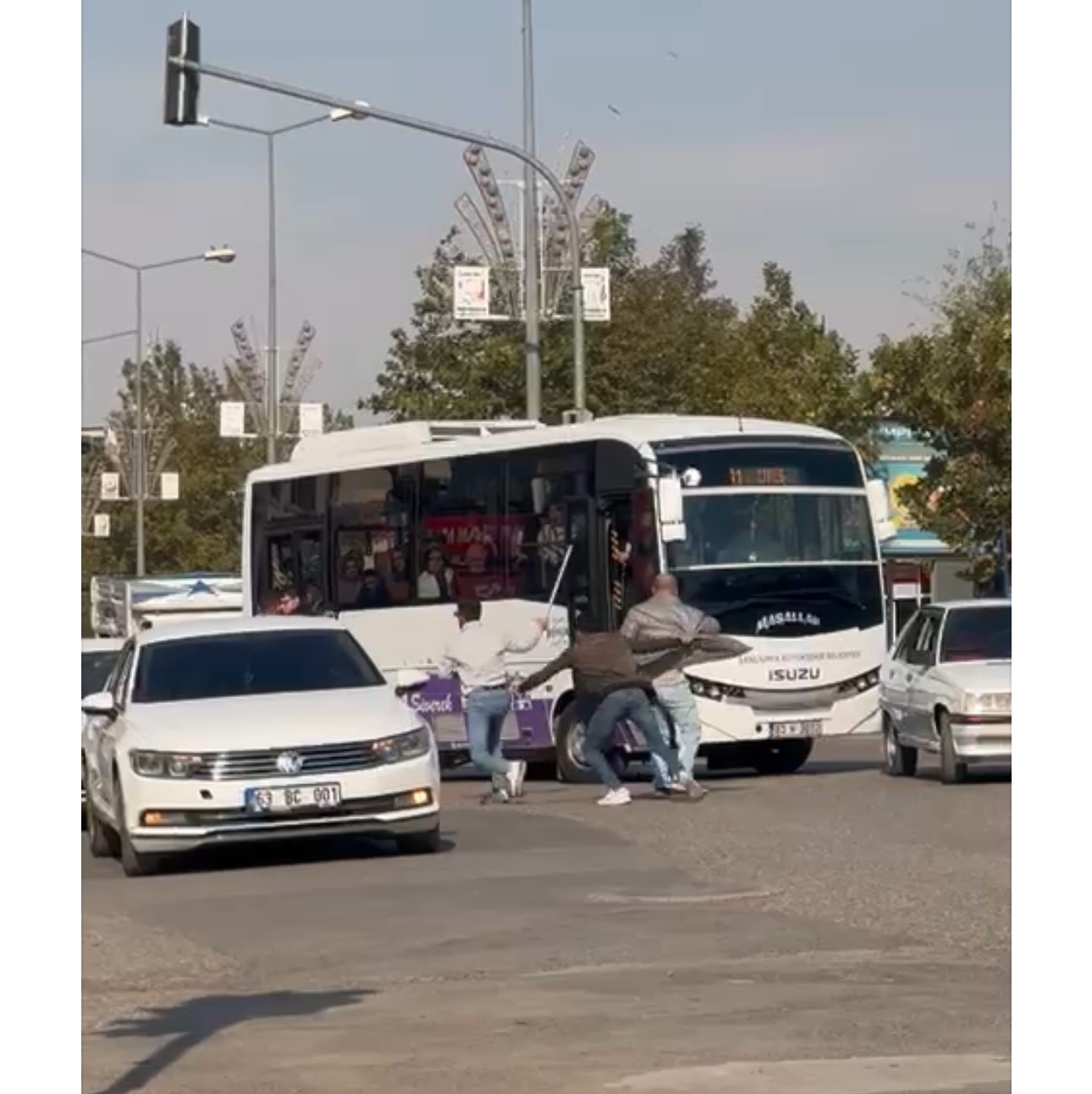 Yolcu minibüsünün şoförüne saldırı: Tekme, tokat ve sopalı kavga
