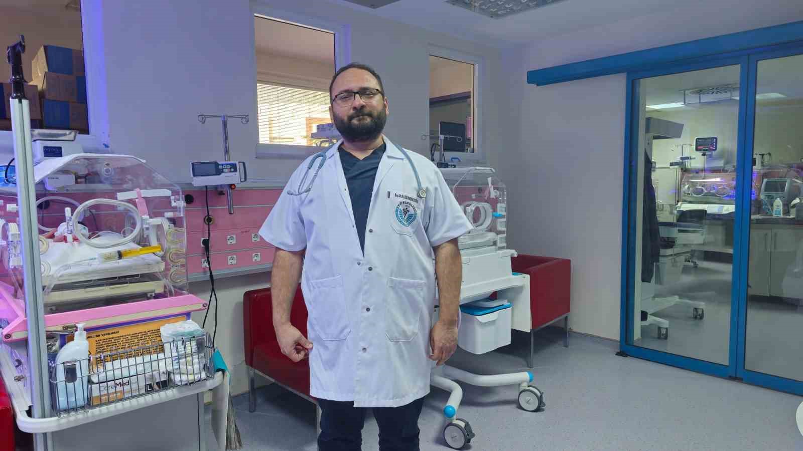 Doç. Dr. Değirmencioğlu: “ Prematüre bebek, tıbbi desteğin yanı sıra aile sevgisi ve sabrını da gerektirir.”
