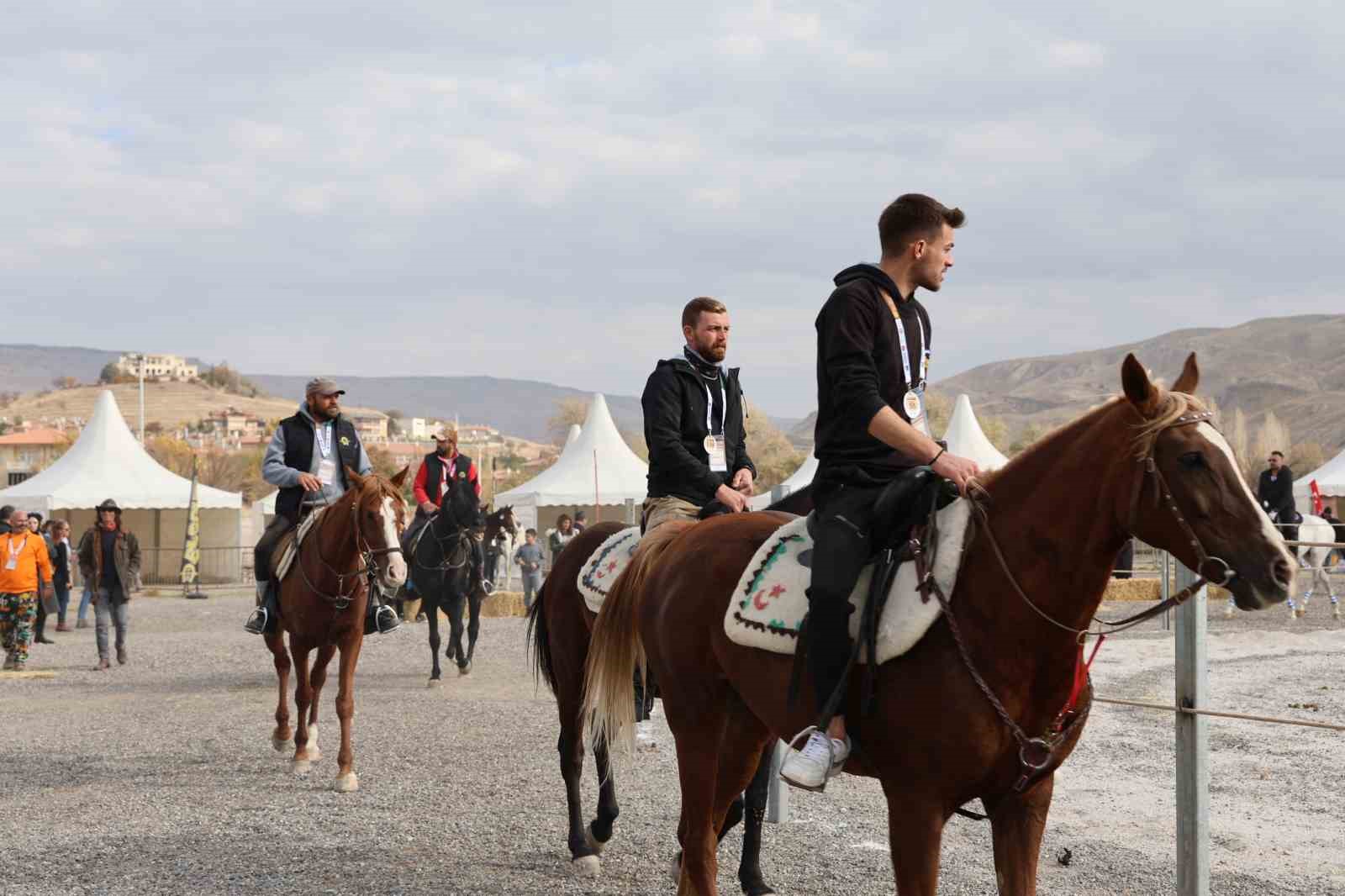 Onlarca at ve at sever bir araya geldi
