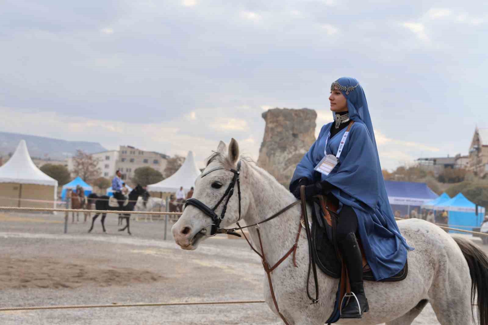 Onlarca at ve at sever bir araya geldi
