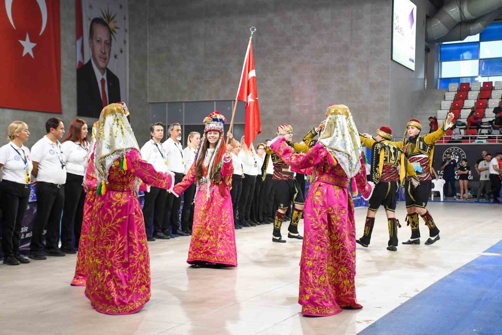 Balıkesir’de Yüzme Ulusal Gelişim Projesi Ligi Bölge müsabakaları başladı
