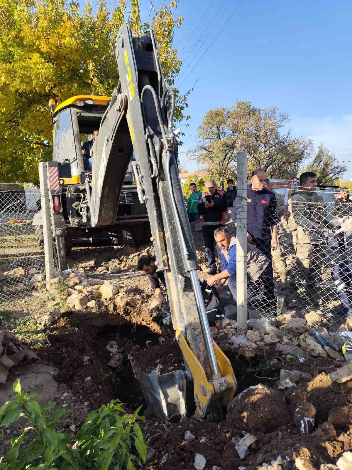 Diyarbakır’da 12 yaşındaki çocuk, DEDAŞ’ın açtığı elektrik direği çukuruna düştü
