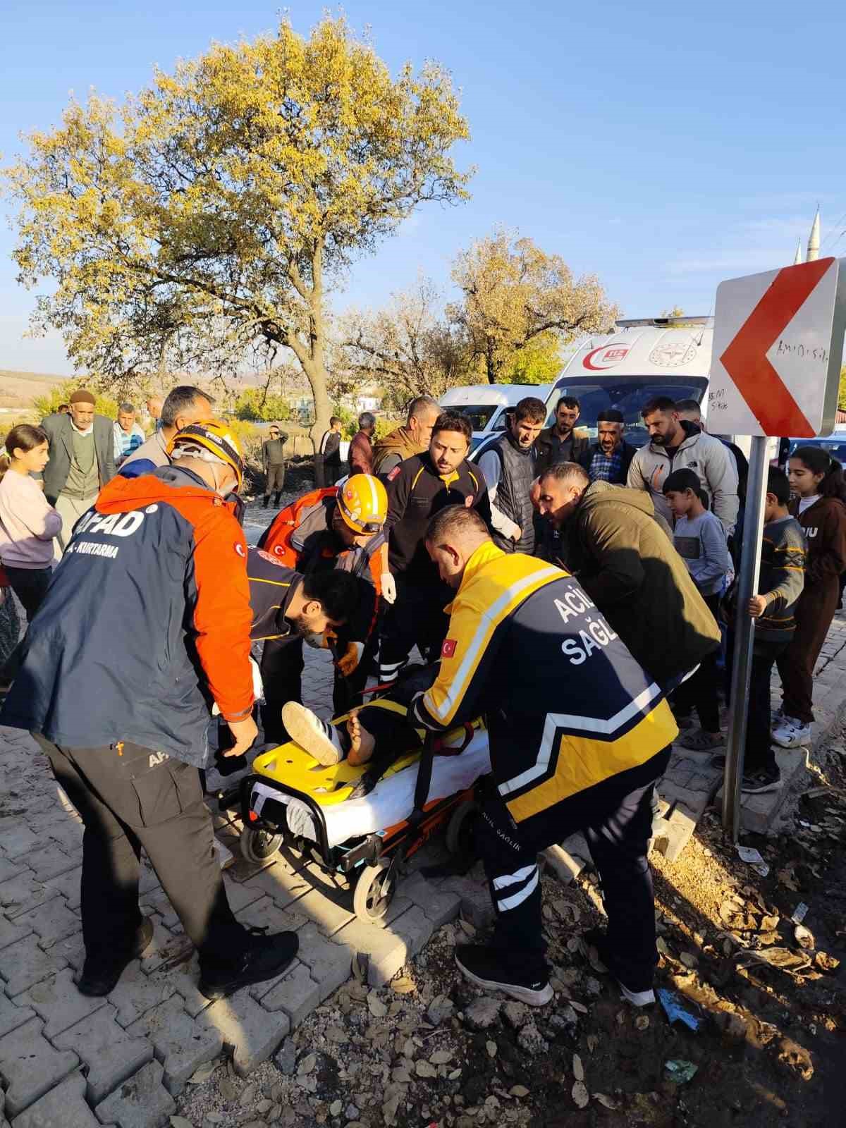 Diyarbakır’da 12 yaşındaki çocuk, DEDAŞ’ın açtığı elektrik direği çukuruna düştü
