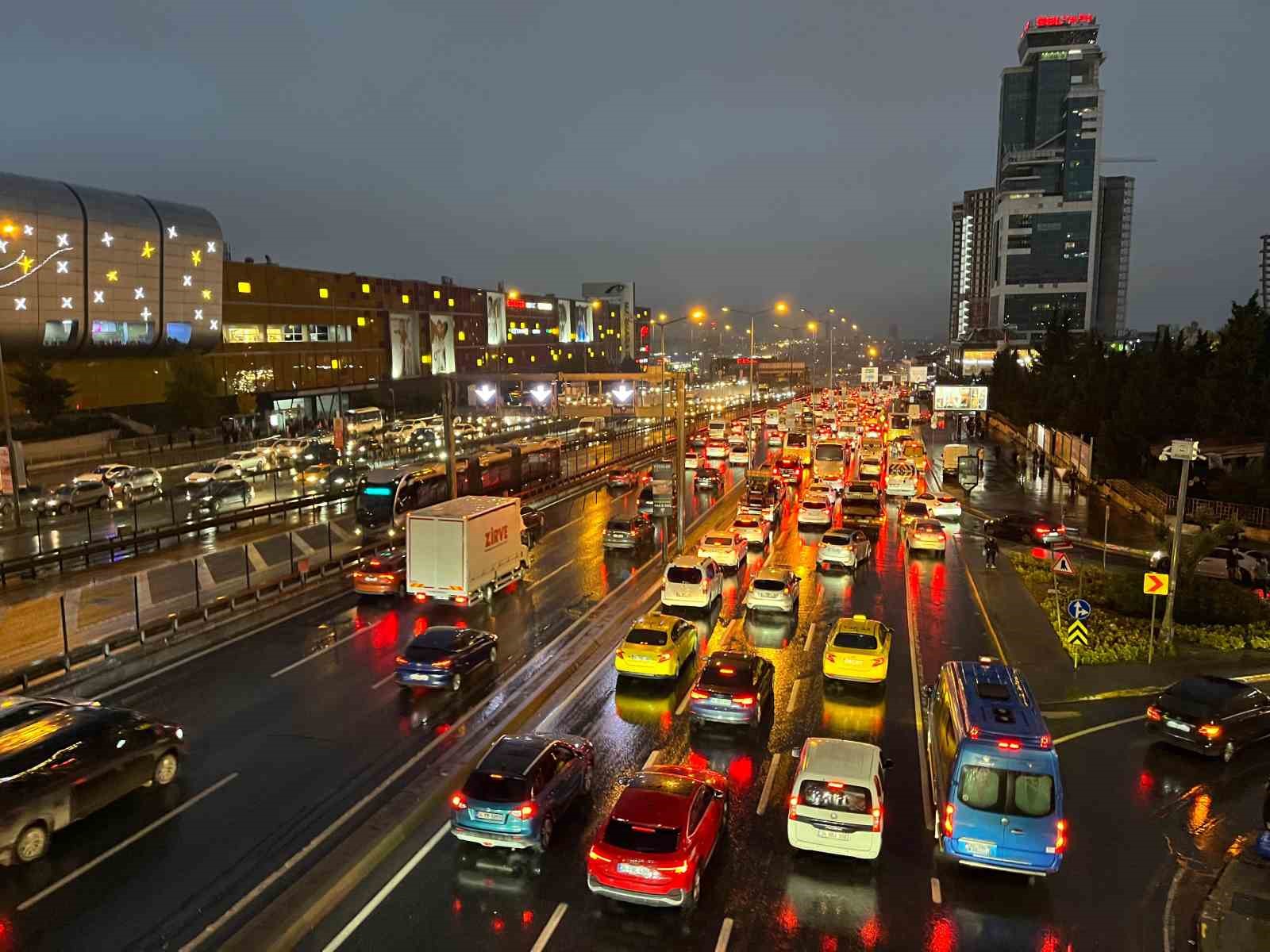 İstanbul’da haftanın son gününde trafik yüzde 90’a ulaştı
