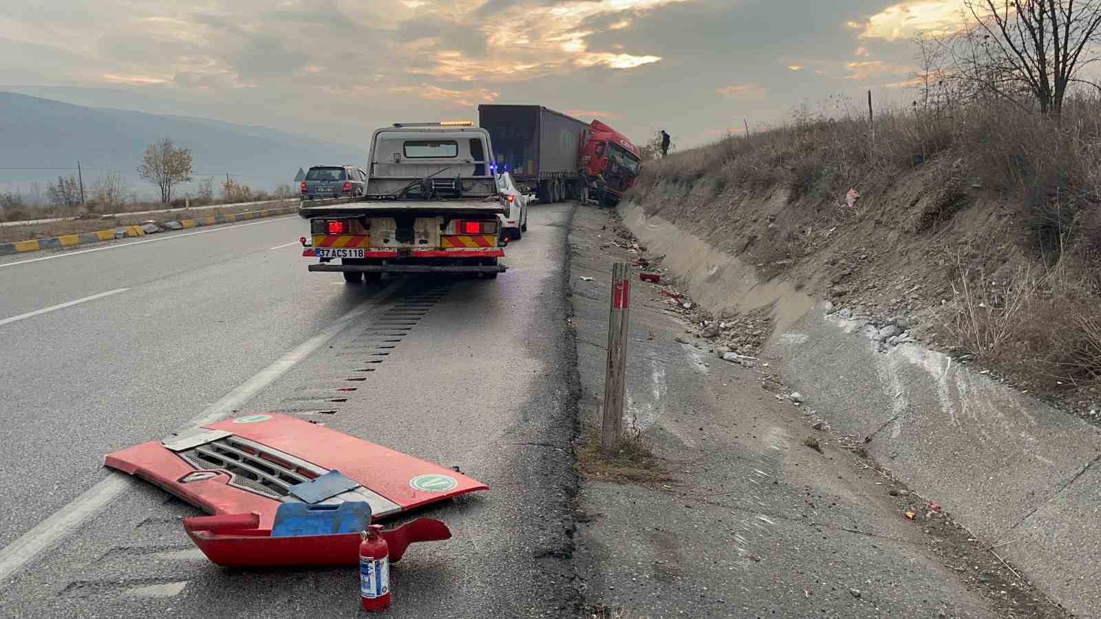 D100’de tır makasladı, sürücü yara almadan kurtuldu
