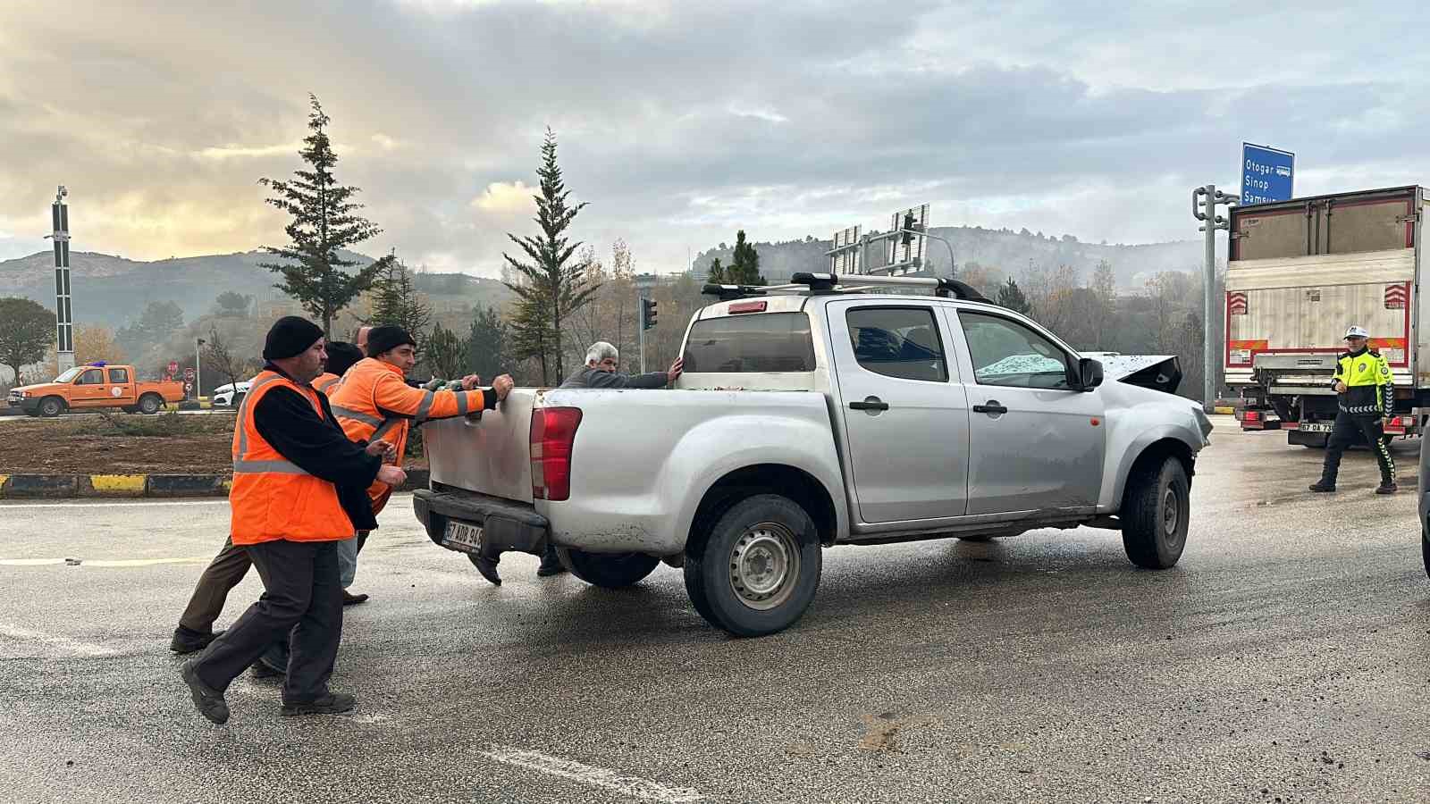 Kastamonu’da kavşakta zincirleme trafik kazası: 2 kişi yaralandı
