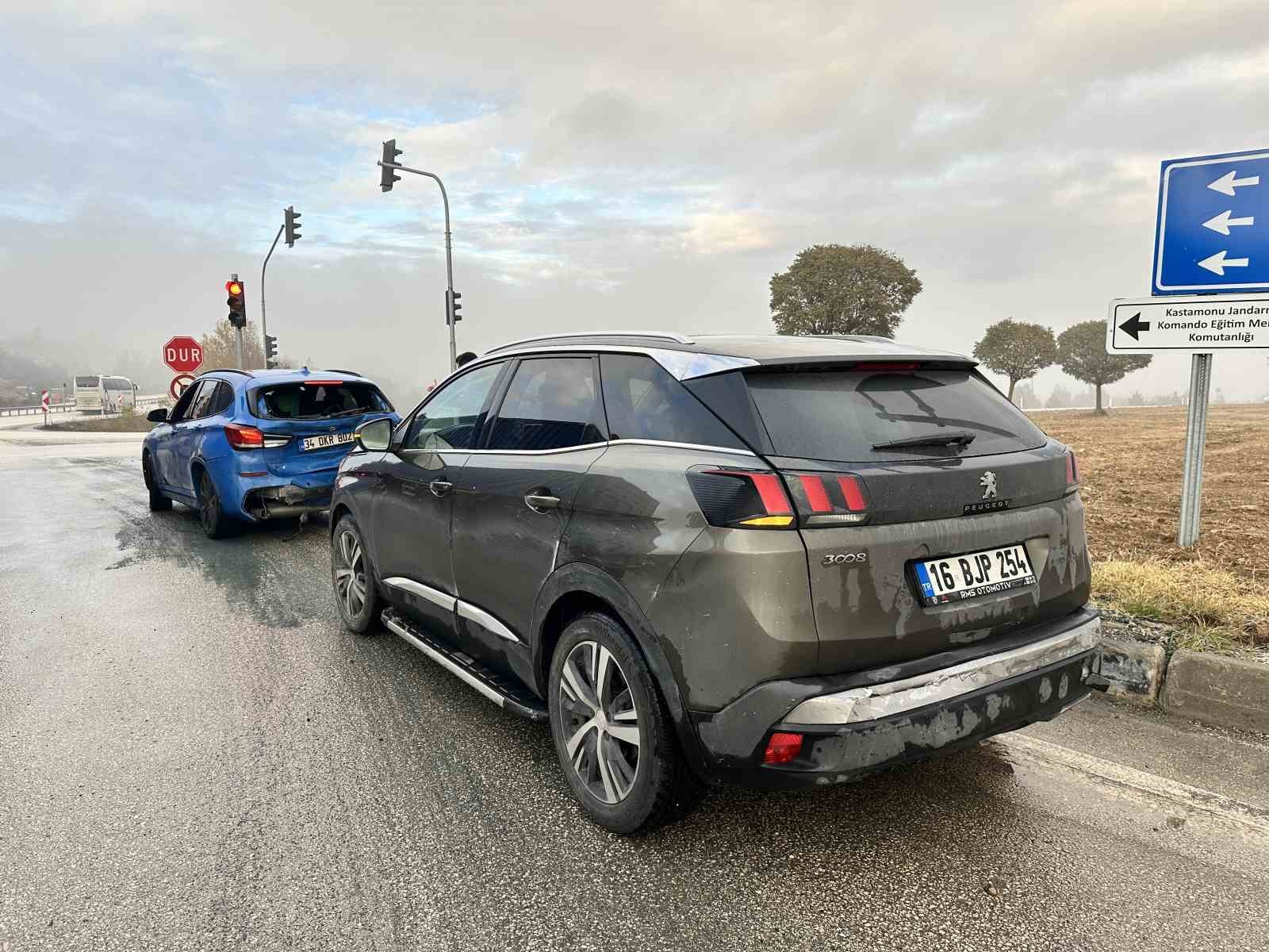 Kastamonu’da kavşakta zincirleme trafik kazası: 2 kişi yaralandı
