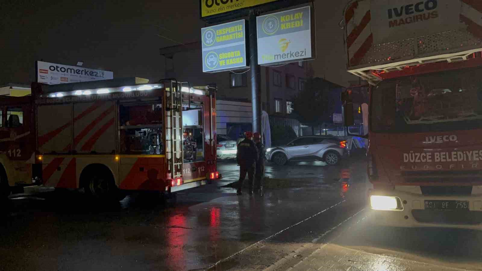 Düzce’de oto galeride yangın
