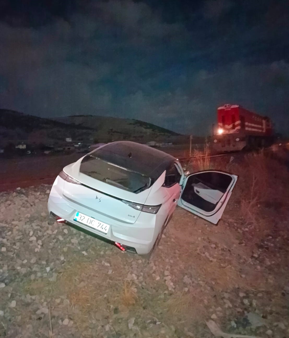 Isparta’da yük treni otomobile çarptı, sürücü ağır yaralandı
