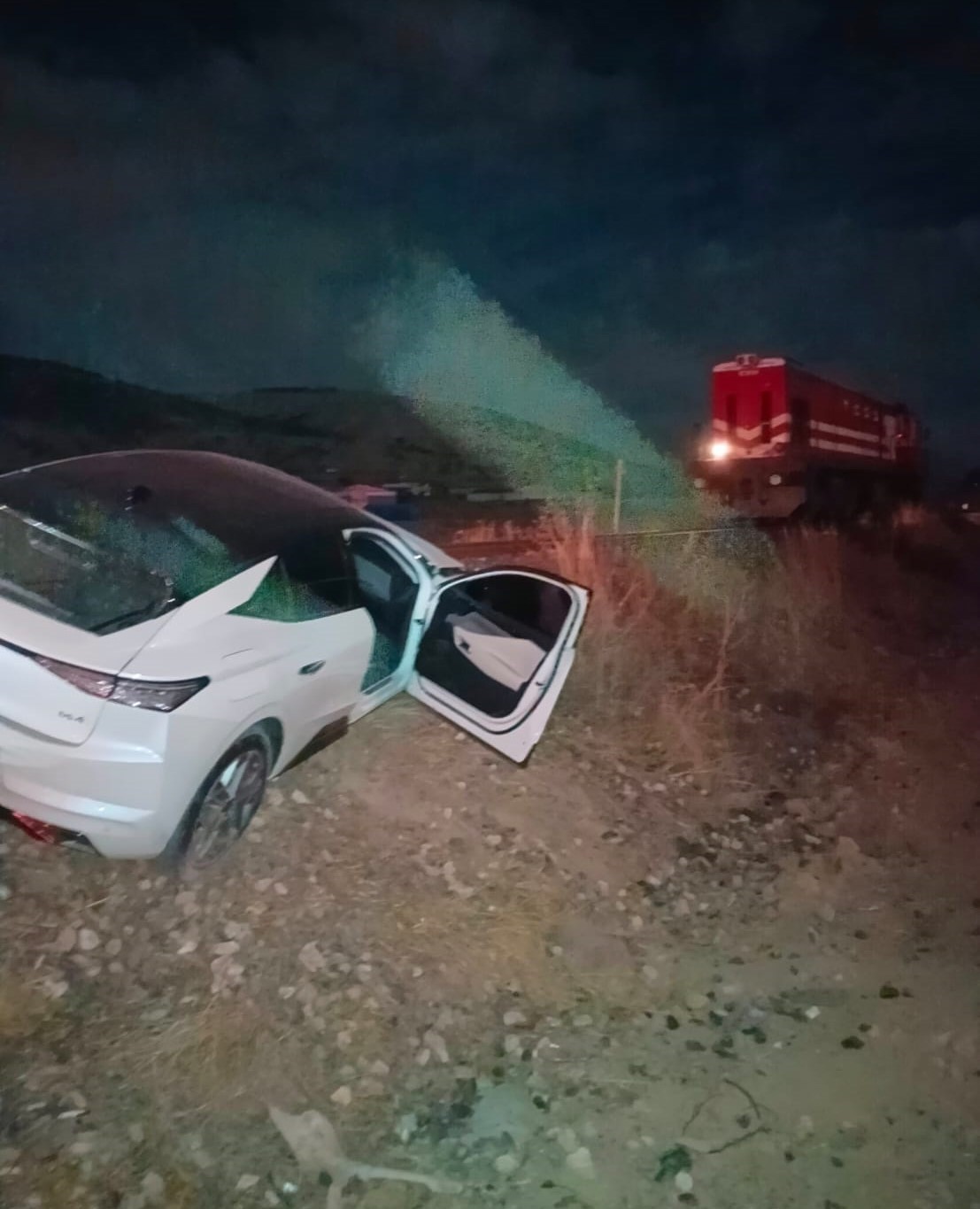 Isparta’da yük treni otomobile çarptı, sürücü ağır yaralandı
