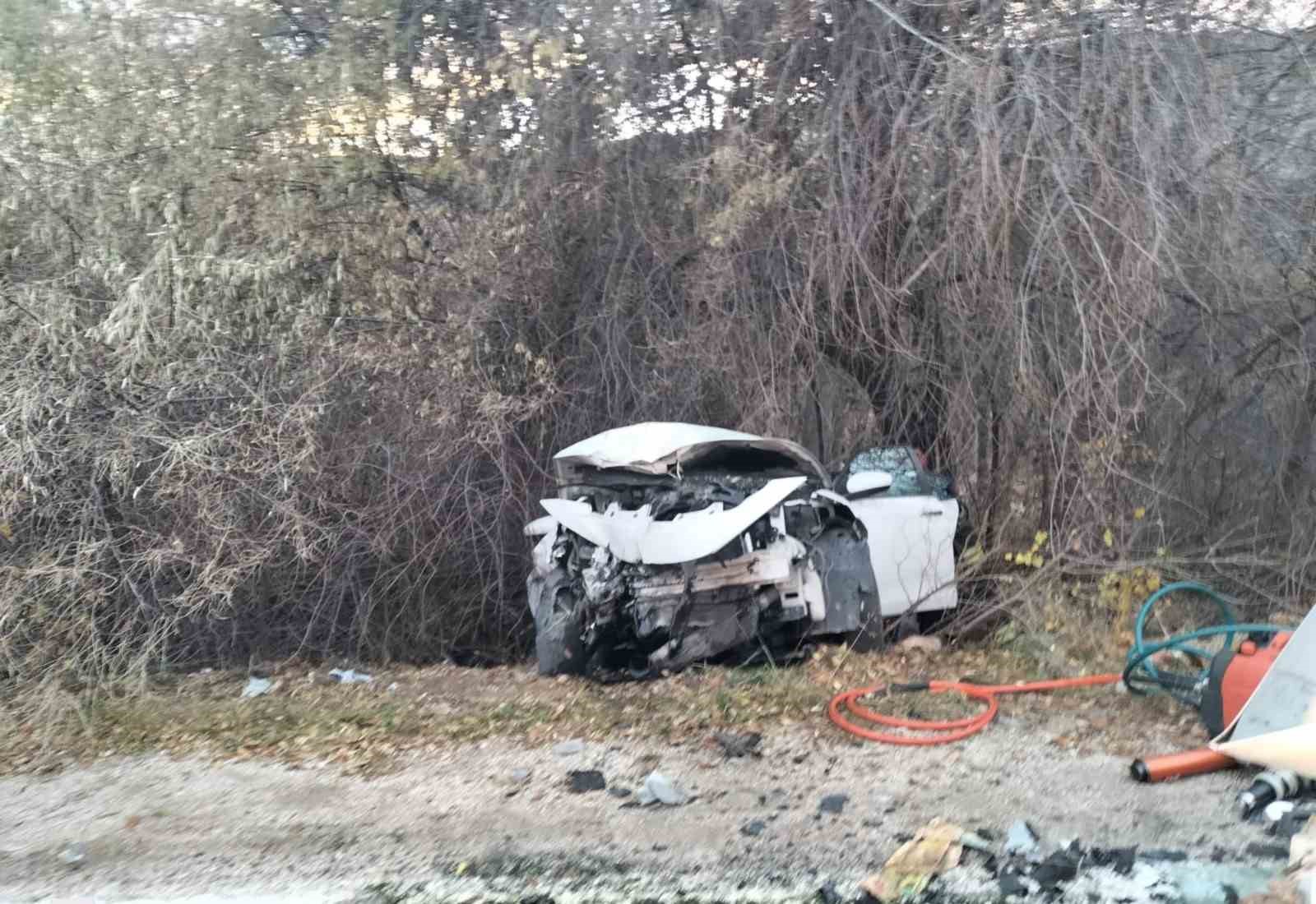 Konya’da iki otomobil kafa kafaya çarpıştı: 2 ölü, 3 yaralı
