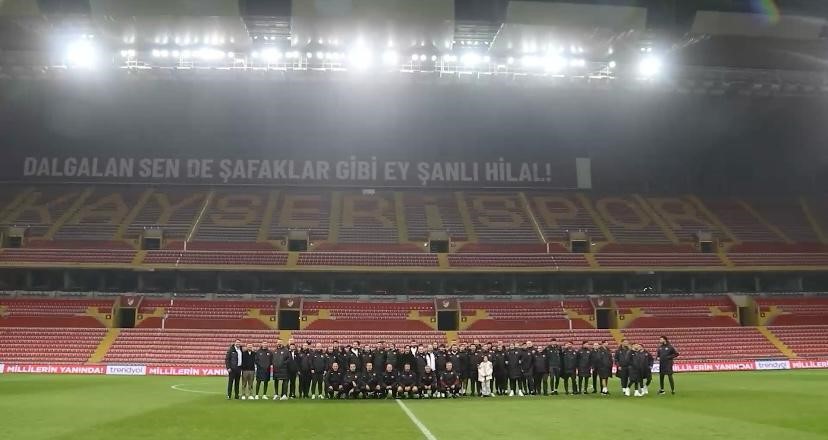 A Milli Futbol Takımı Kayseri’de atlı polislerle karşılandı
