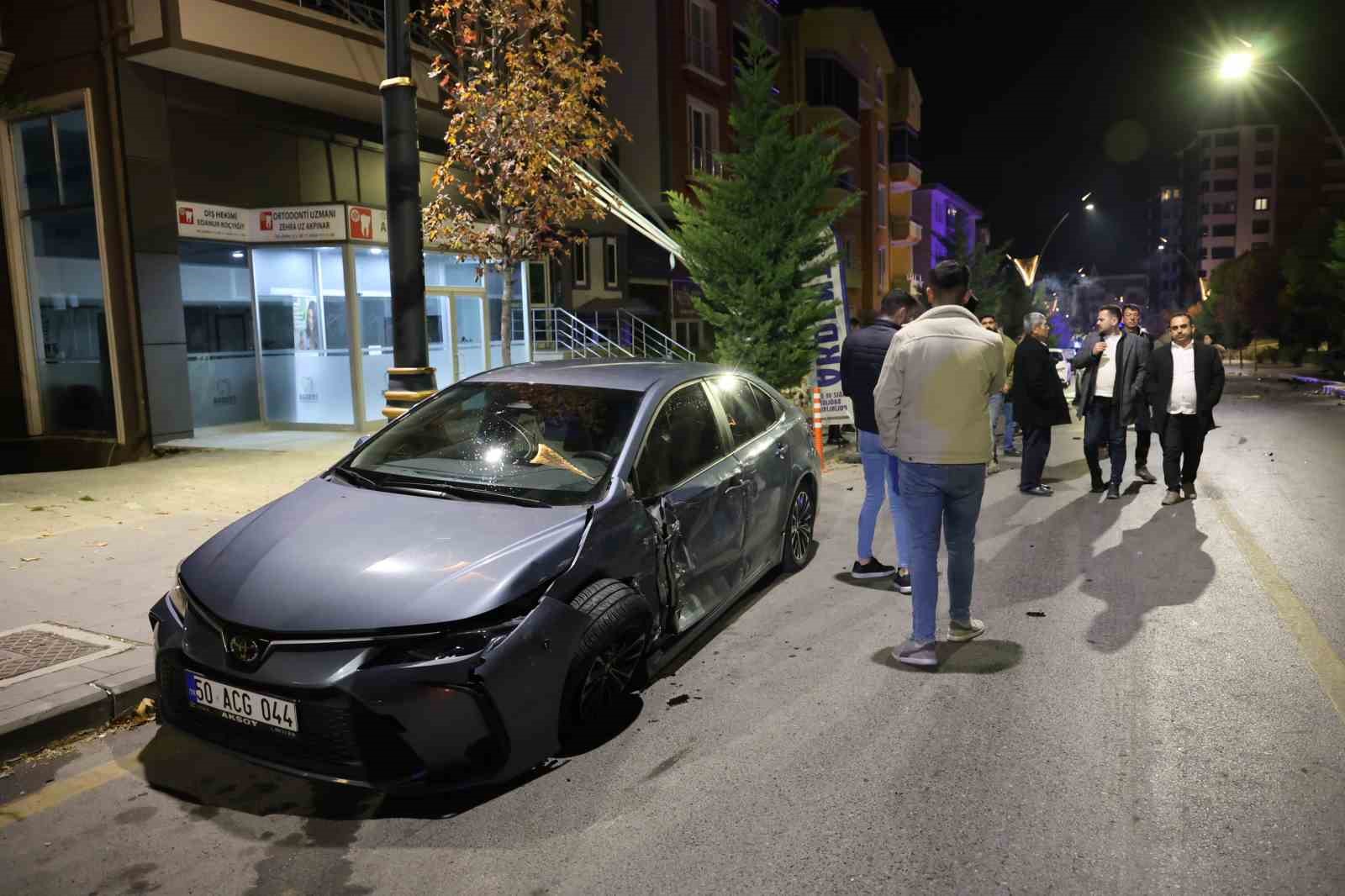 Alkollü sürücü 4 araca çarparak durabildi, ortalık savaş alanına döndü
