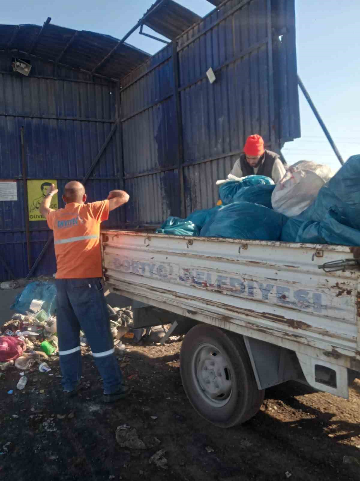 Yaylada vadiye atılan torbalarca çöp zorlu şartlarda toplandı
