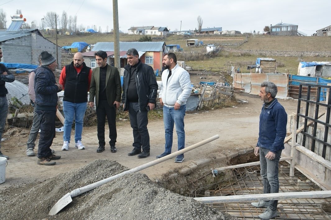 Sarıkamış Kaymakamı Aslantatar, menfez ve su deposu çalışmalarını yerinde gördü
