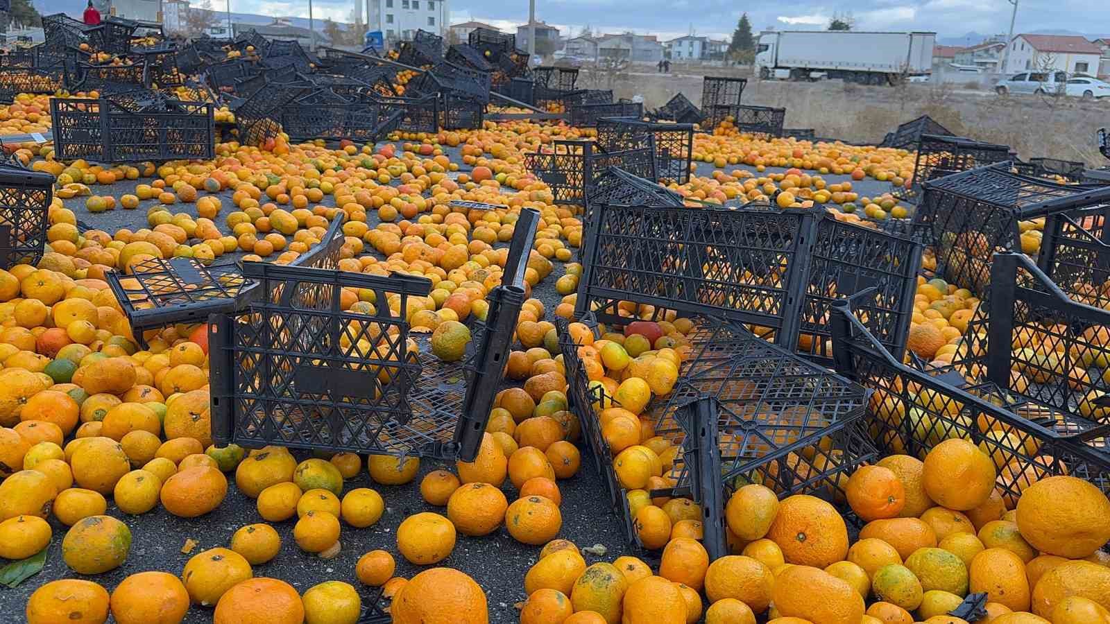 10 ton mandalina kara yolunu yarım saat ulaşıma kapattı
