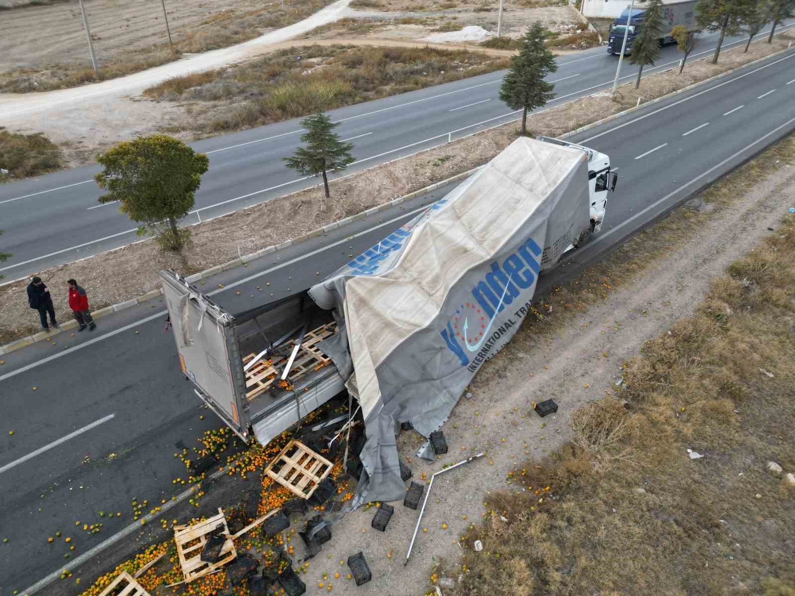 10 ton mandalina kara yolunu yarım saat ulaşıma kapattı
