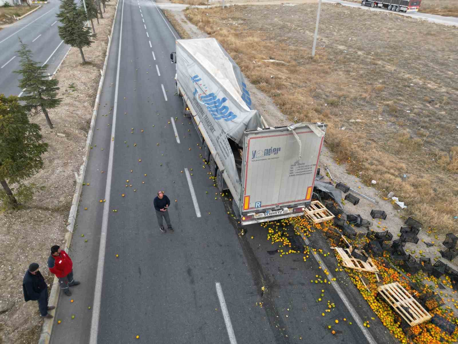 10 ton mandalina kara yolunu yarım saat ulaşıma kapattı
