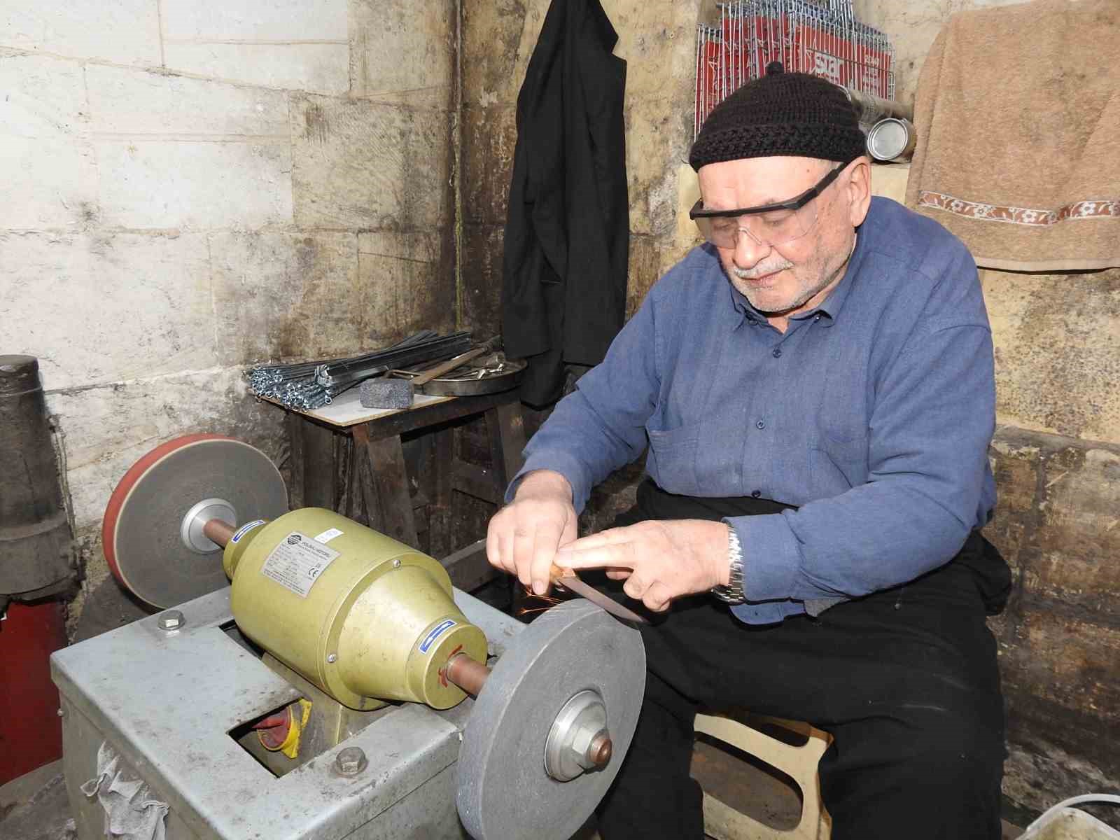 75 yaşındaki bıçak ustası 65 yıldır mesleğini severek yapıyor
