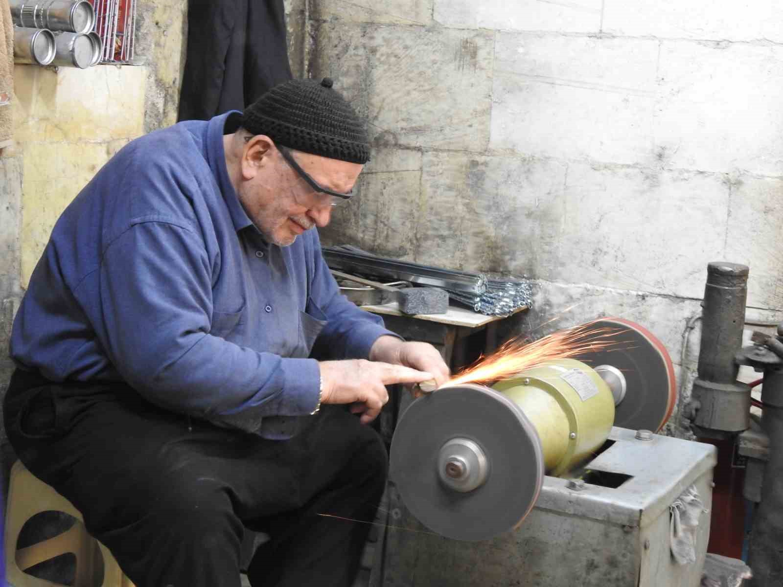 75 yaşındaki bıçak ustası 65 yıldır mesleğini severek yapıyor
