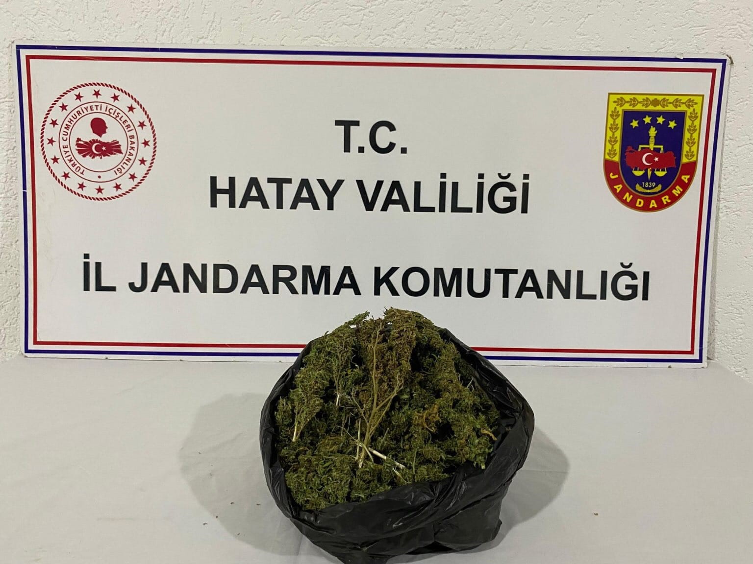 Hatay’da jandarma ekiplerinden uyuşturucu tacirlerine operasyon
