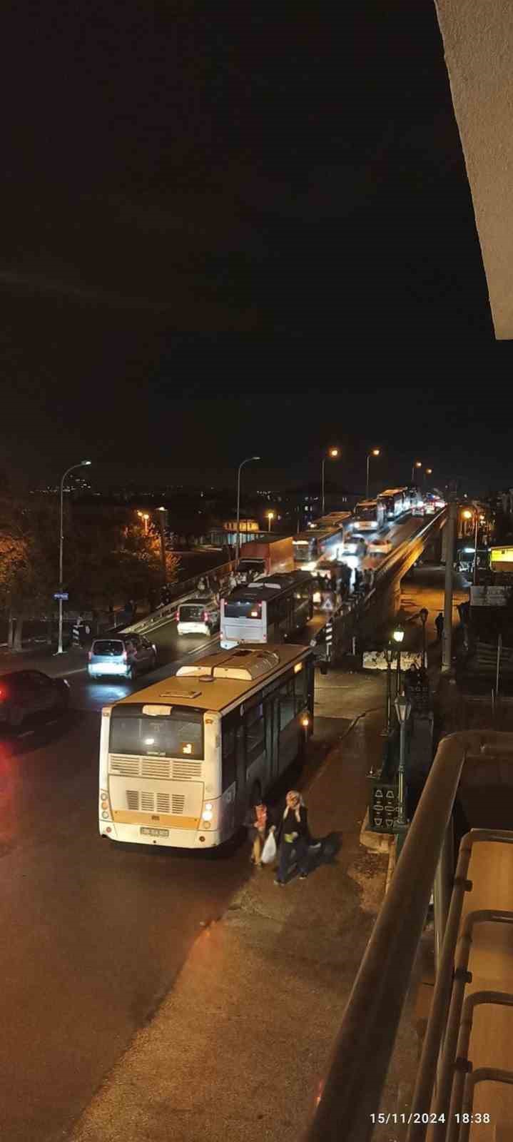 Köprüdeki kaza trafiğin tıkanmasına yol açtı
