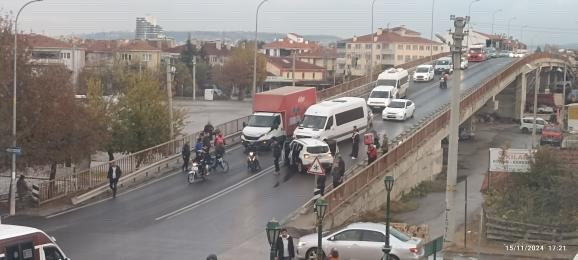 Köprüdeki kaza trafiğin tıkanmasına yol açtı
