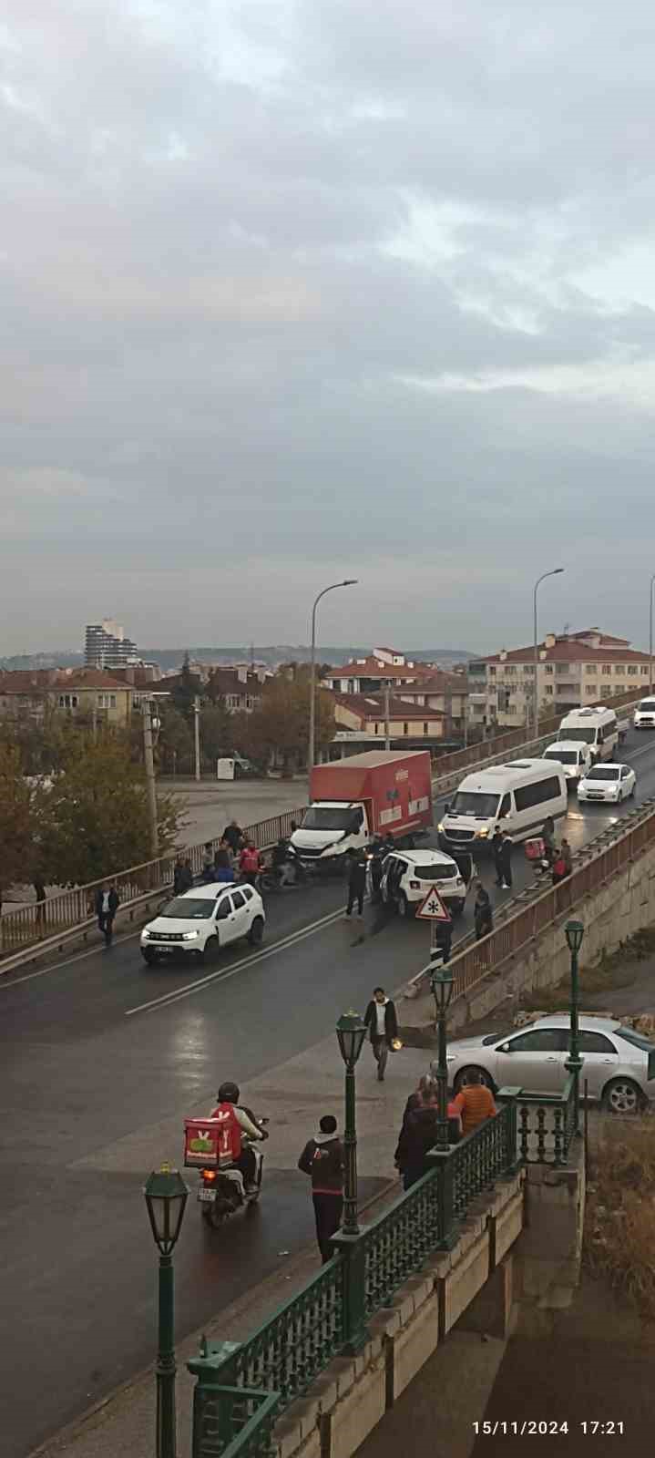 Köprüdeki kaza trafiğin tıkanmasına yol açtı
