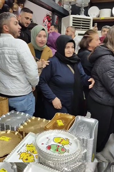 İzmir’de mağaza açılışında izdiham, birbirlerini böyle ezdiler
