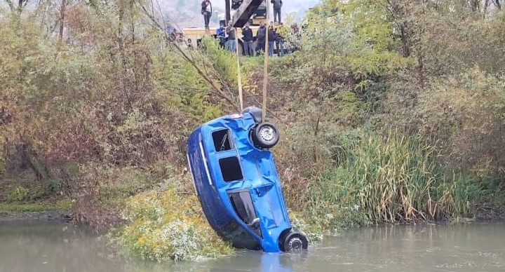 Yeşilırmak Nehri’ne düşen aracı ekipler çıkardı
