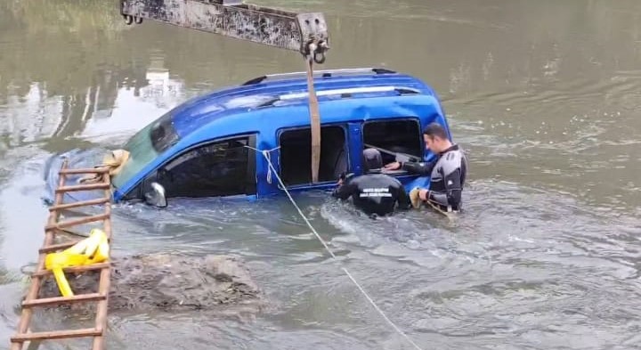 Yeşilırmak Nehri’ne düşen aracı ekipler çıkardı
