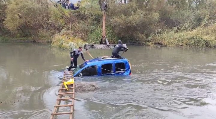 Yeşilırmak Nehri’ne düşen aracı ekipler çıkardı
