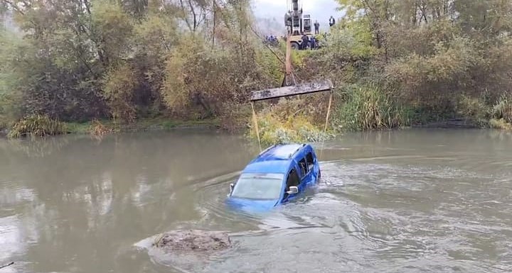 Yeşilırmak Nehri’ne düşen aracı ekipler çıkardı
