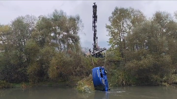 Yeşilırmak Nehri’ne düşen aracı ekipler çıkardı
