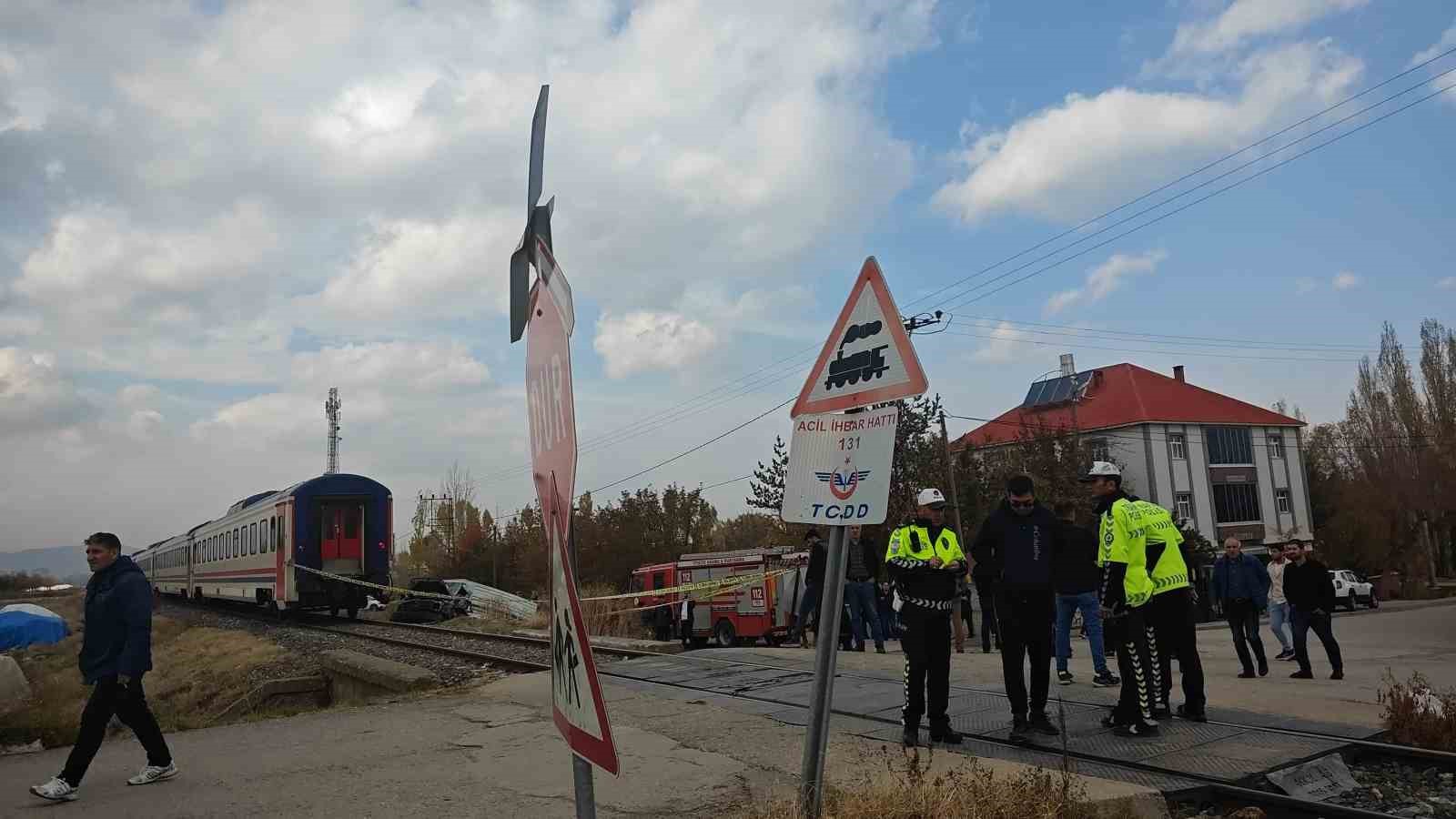 Trenle kamyonet hemzemin geçitte çarpıştı: 1 ölü, 1 yaralı
