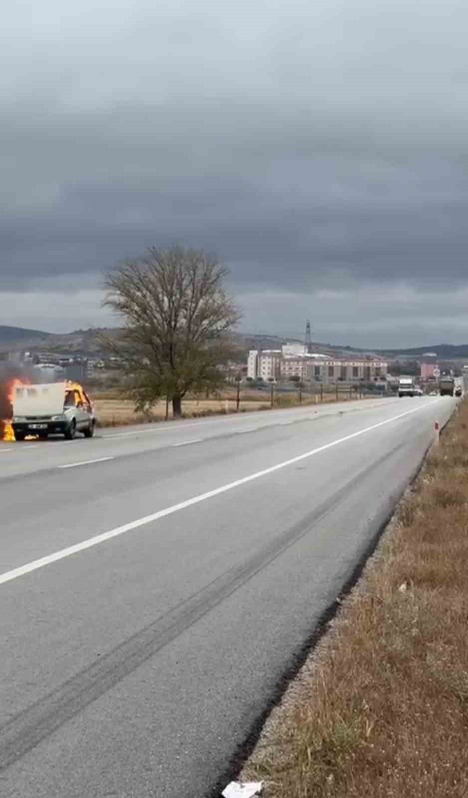 Çanakkale’de seyir halindeki otomobil yandı
