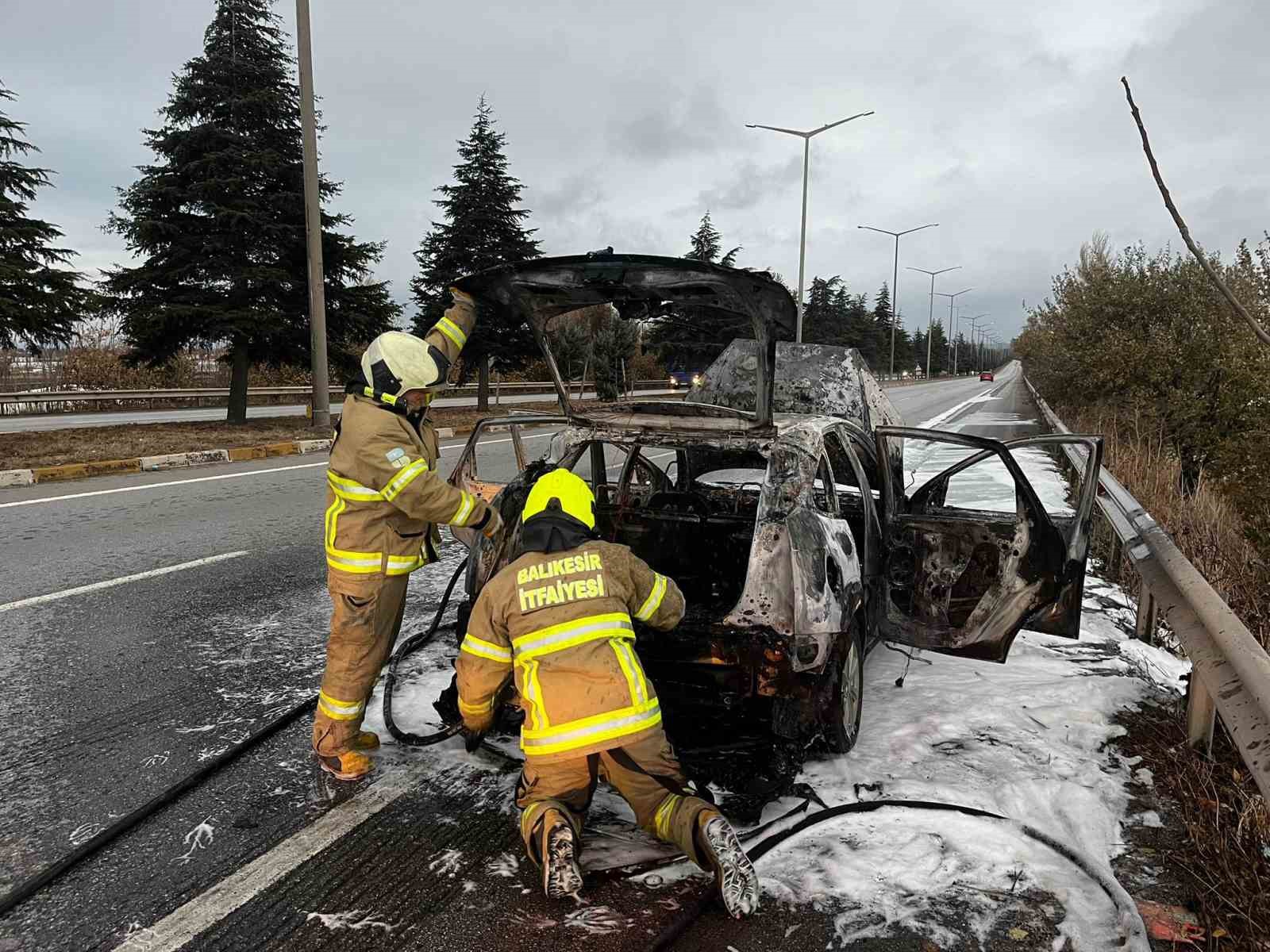 Balıkesir’de otomobil seyir halindeyken yandı
