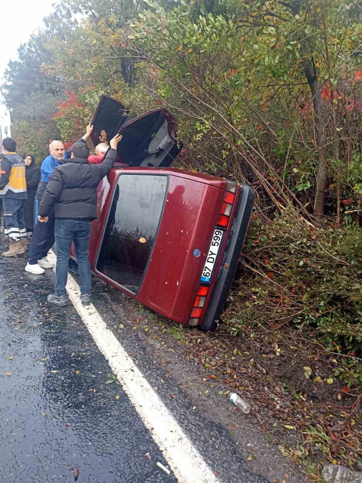 Alaplı’da otomobil kaza yaptı; 3 yaralı
