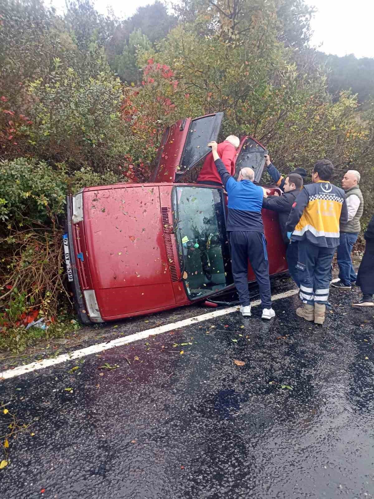 Alaplı’da otomobil kaza yaptı; 3 yaralı
