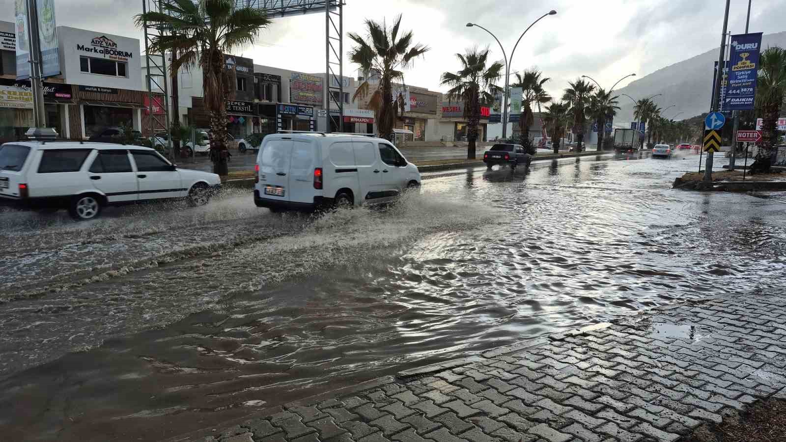 Bodrum’da sağanak yağış etkili oldu
