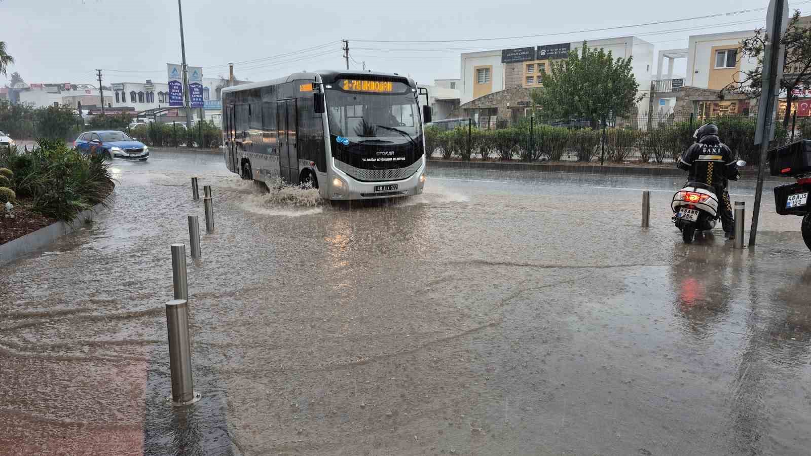 Bodrum’da sağanak yağış etkili oldu
