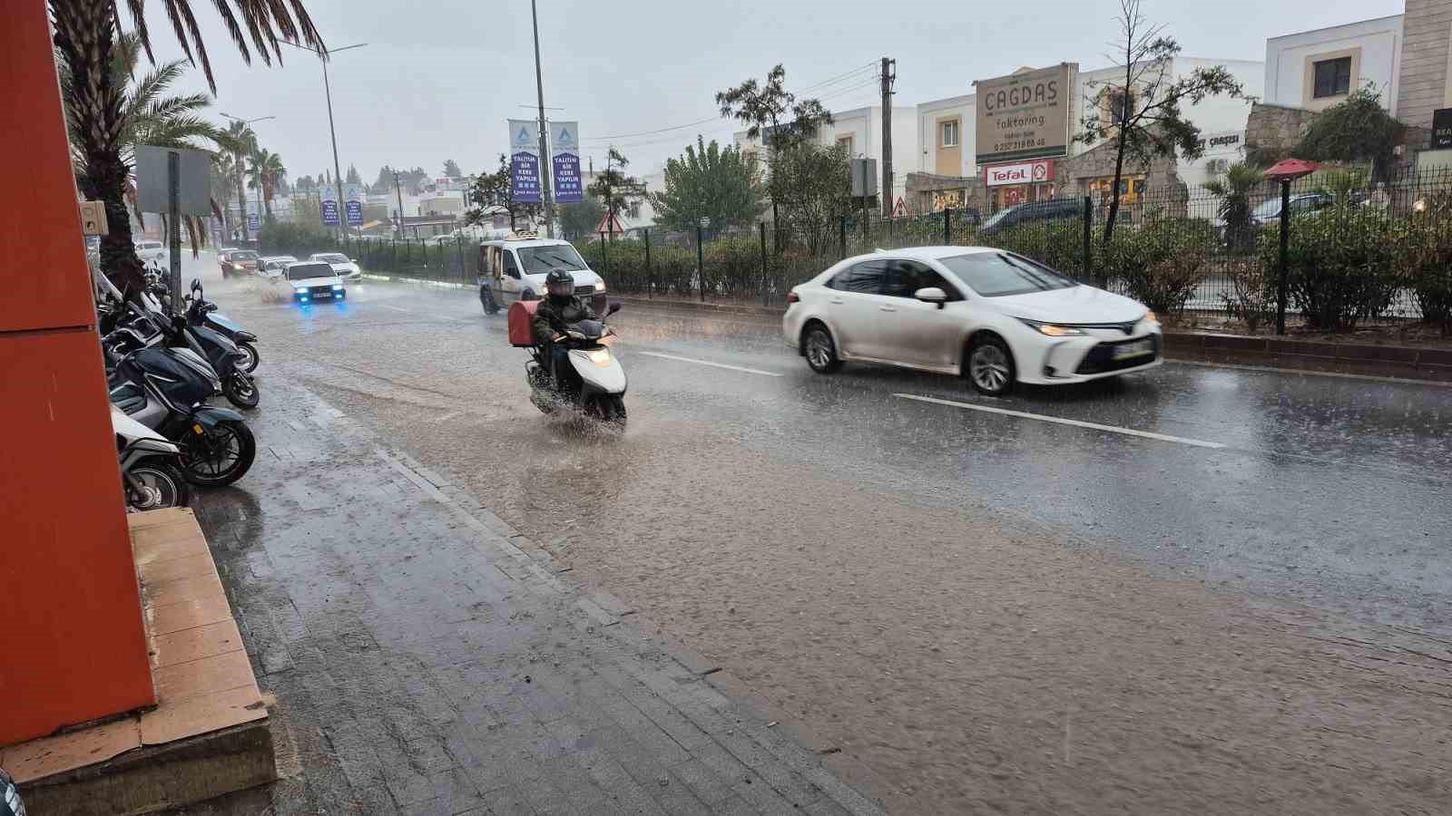 Bodrum’da sağanak yağış etkili oldu
