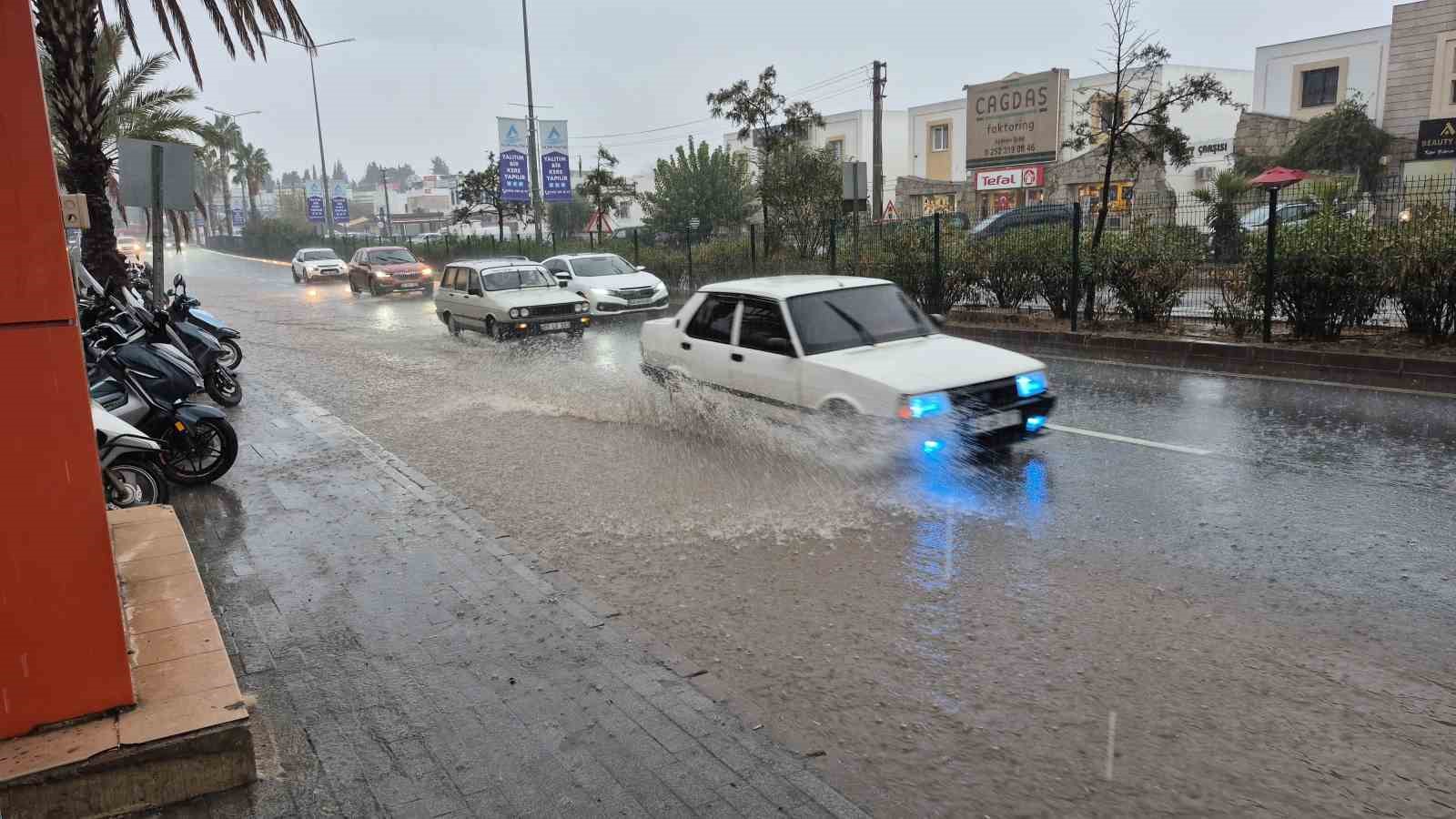 Bodrum’da sağanak yağış etkili oldu
