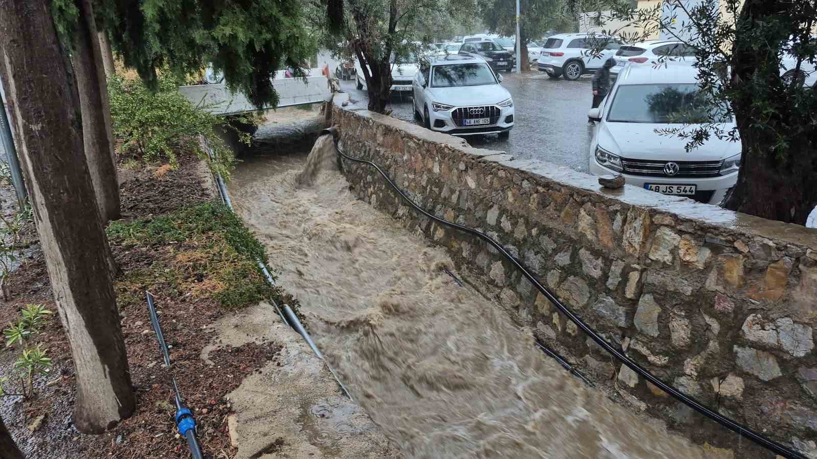 Bodrum’da sağanak yağış etkili oldu
