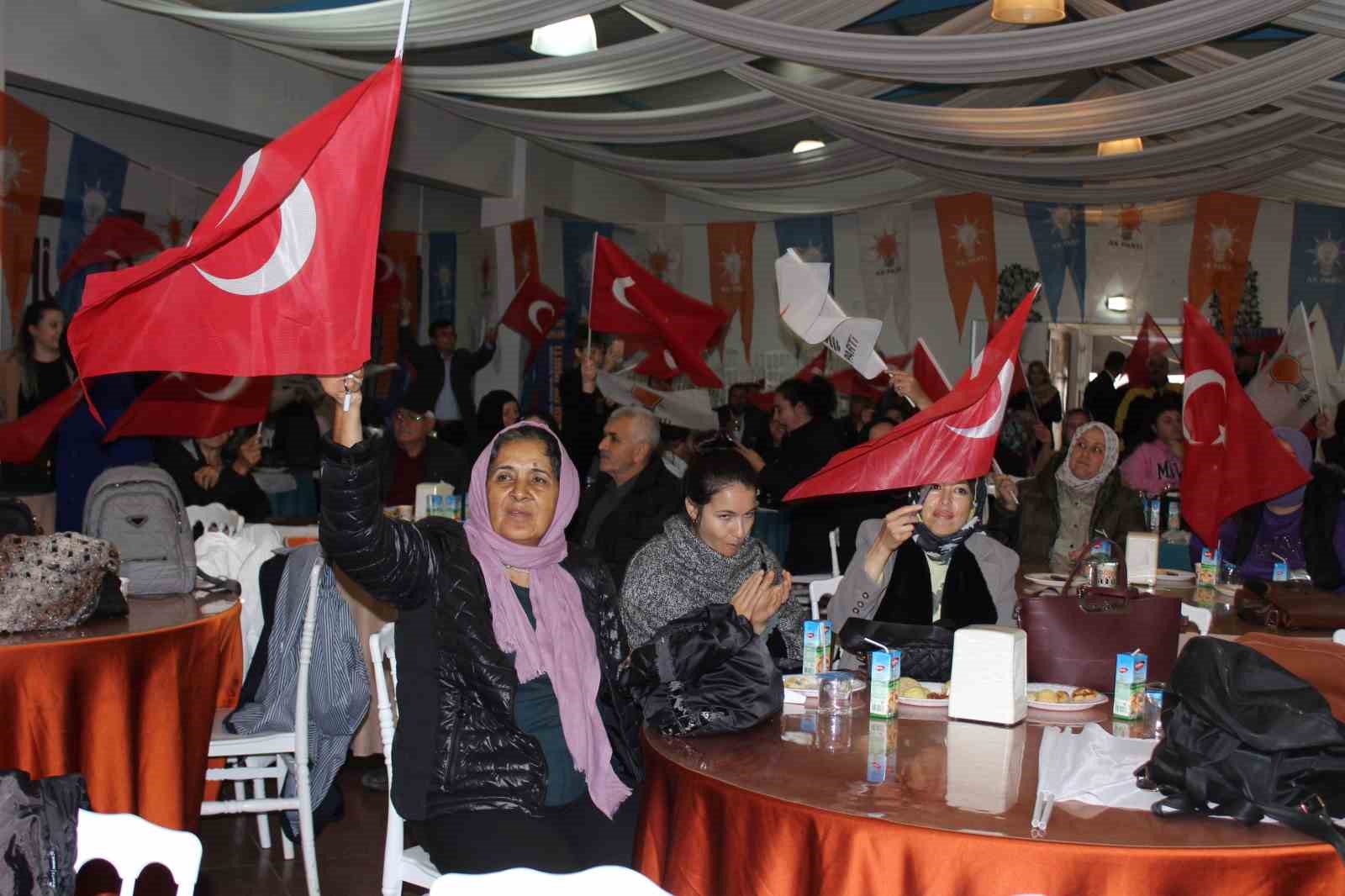 Bergama AK Parti Kadın Kolları Başkanlığına Minel Dinler Ege seçildi
