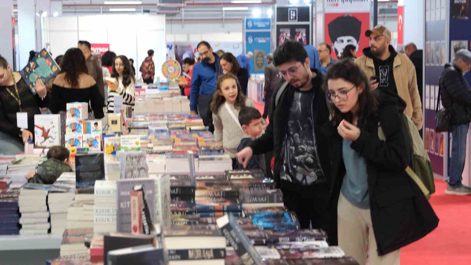 Vatandaşlardan Aydın Büyükşehir’in Kitap Fuarı’na yoğun ilgi
