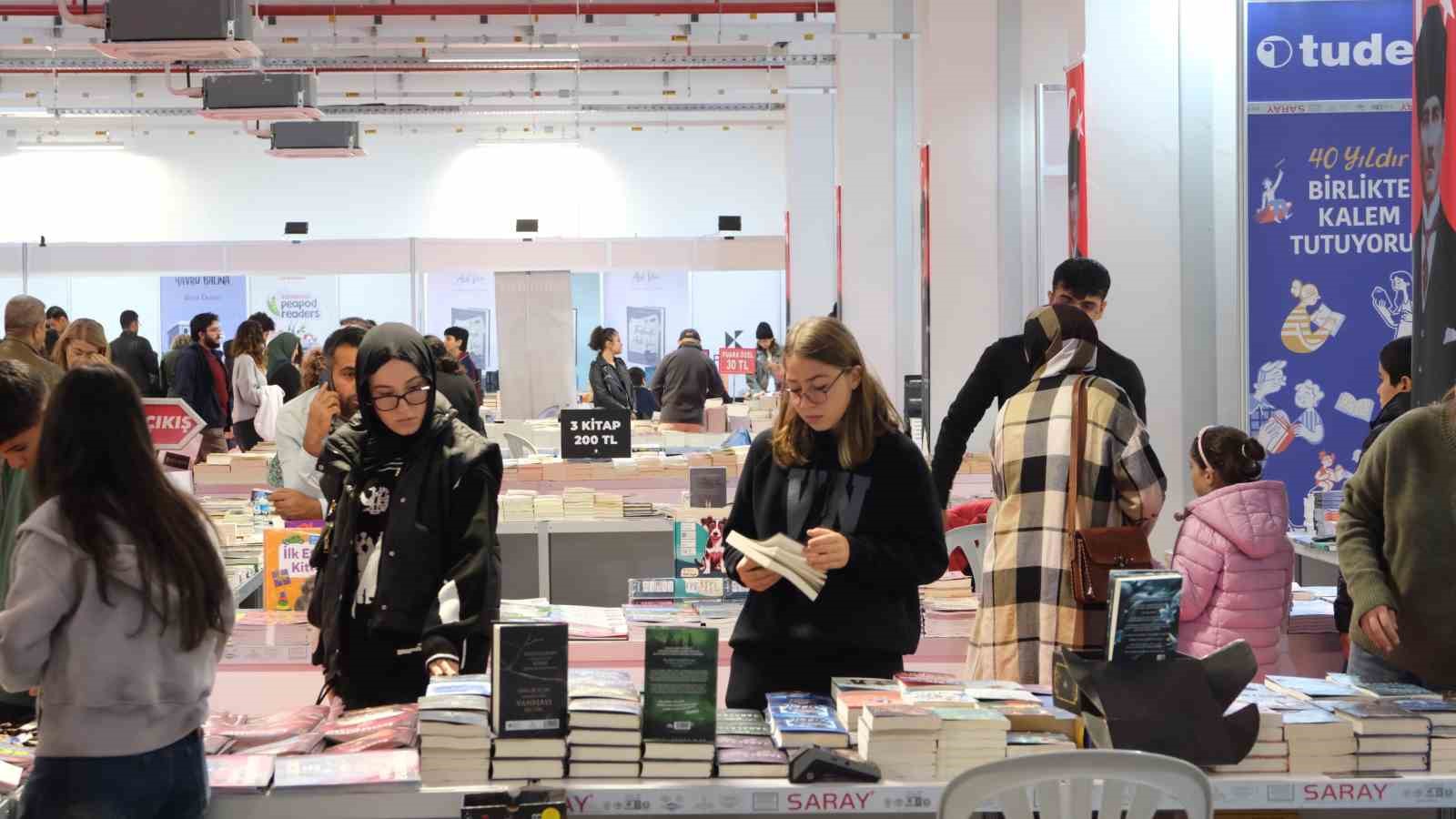 Vatandaşlardan Aydın Büyükşehir’in Kitap Fuarı’na yoğun ilgi
